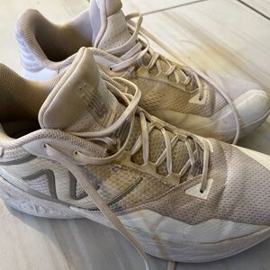 Basketball shoes